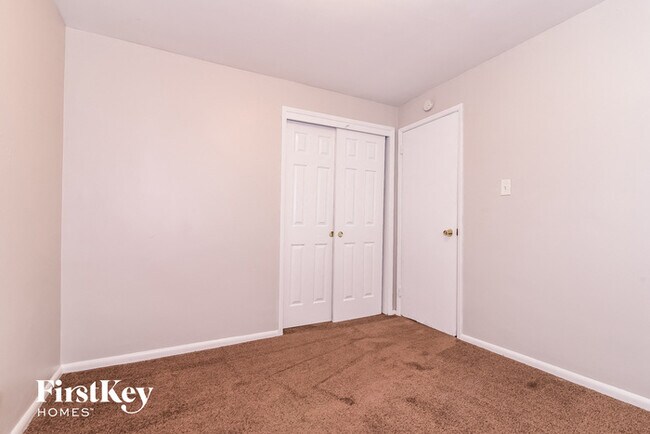Building Photo - 6616 Oakview Dr N