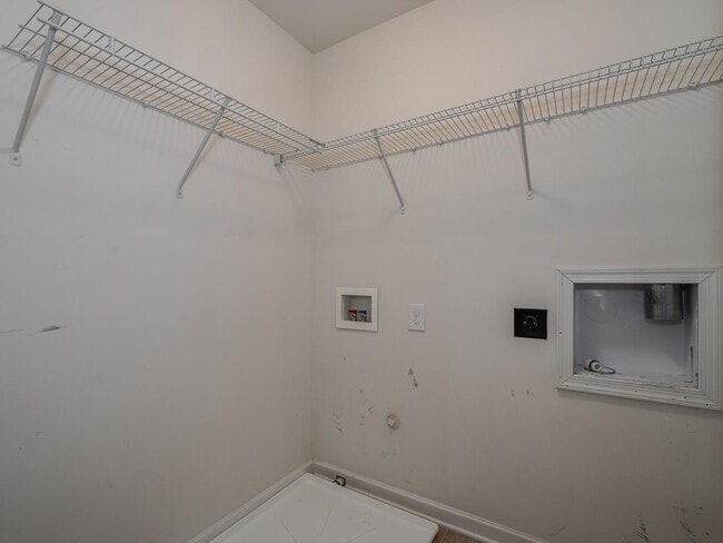Building Photo - Great location off Archdale!