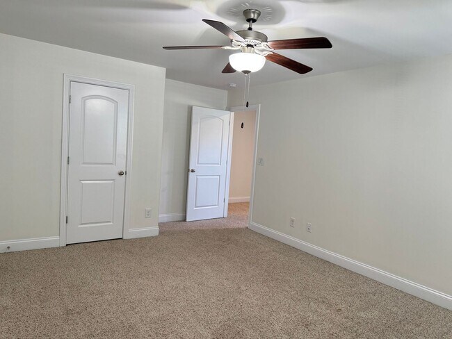 Building Photo - Beautiful 5 Bedroom, 2.5 bath Home in Hick...