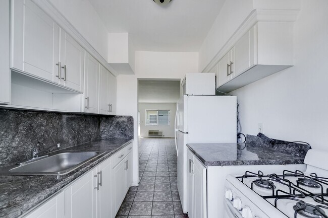 Building Photo - 6930 Rue Versailles Dr