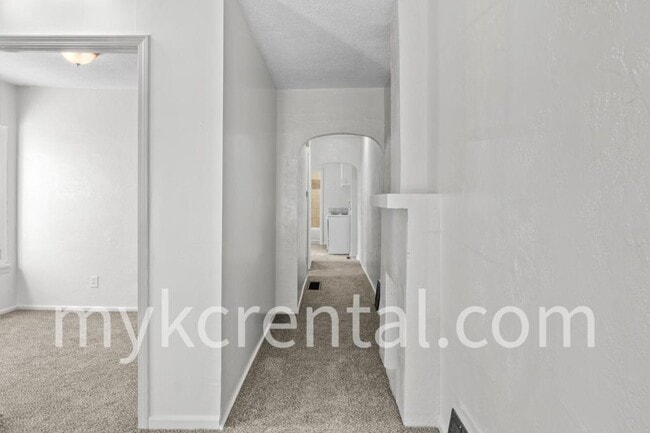 Building Photo - 1129 Hasbrook Ave