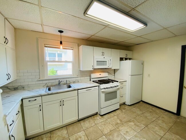 Building Photo - 714 N Van Buren St