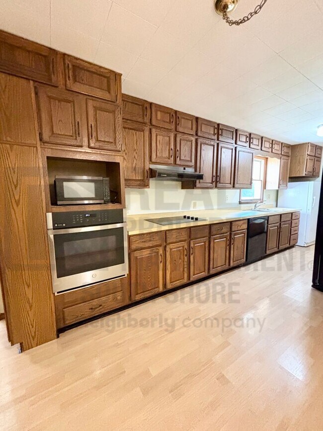 Building Photo - 555 Meadow Ln