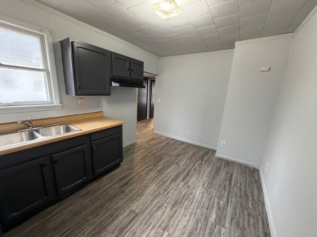 Building Photo - 1002 Williams-W