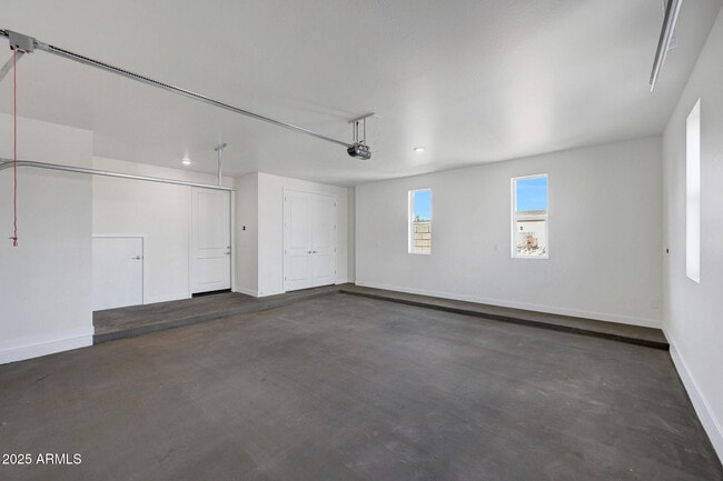 Building Photo - 921 E Desert Ln