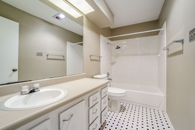 Building Photo - 2 Bedroom/2 Bath Woodmont Townhomes