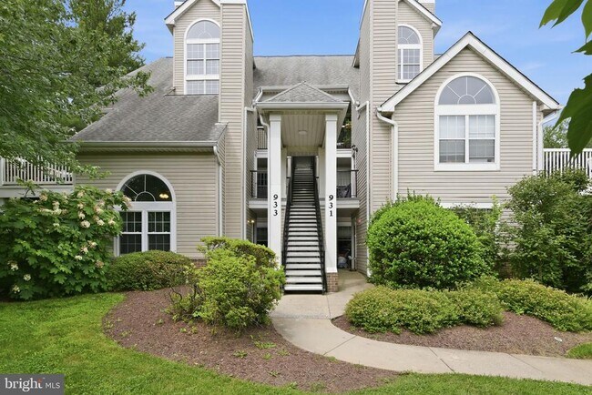 Building Photo - 933 Hillside Lake Terrace