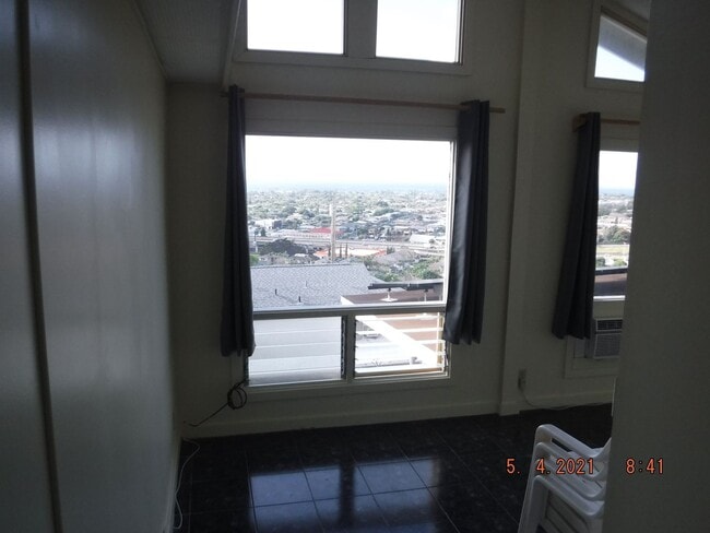 Building Photo - Kahala Hts Cottage 2 / 1 / garage