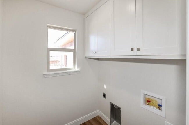 Building Photo - 7625 Woodford Ave