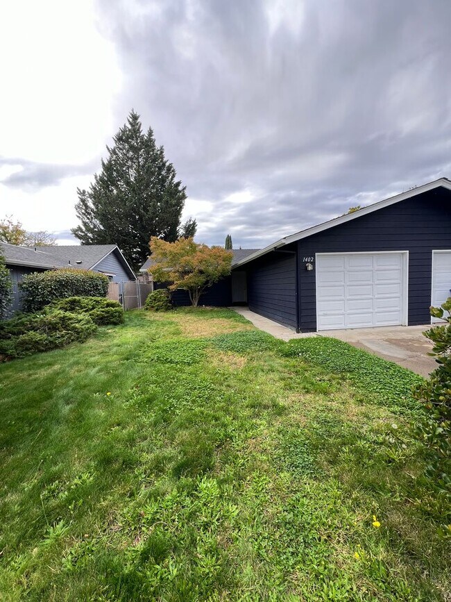 Building Photo - 1400-1402 SW Kokanee Ln