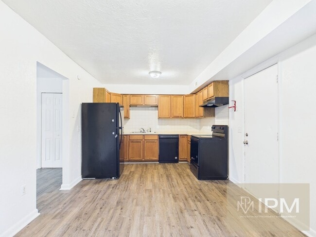 Building Photo - Available Now! Cozy 3 Bedroom, 1 Bath Town...