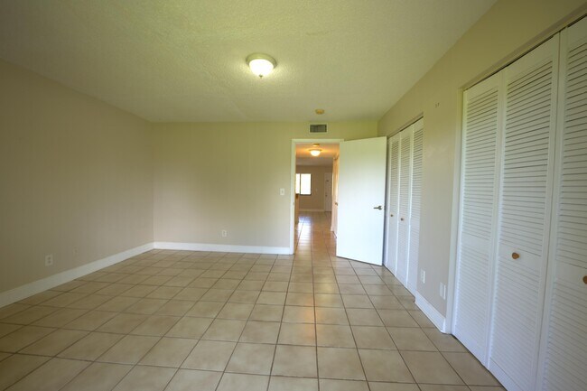 Building Photo - 1523 Meadows Cir