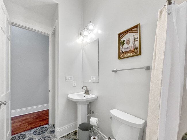 Building Photo - Well-Kept 2-Bedroom, 1-Bath Home in a Desi...