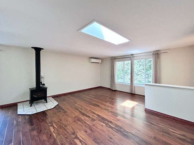 Building Photo - Large 3 Bed, 2 Bath, Sanctuary!