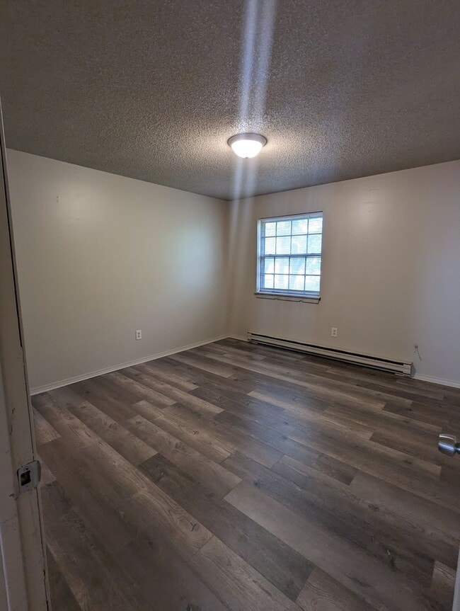 Building Photo - Upstairs 2 Bedroom Apartment - Remodeled May 2023