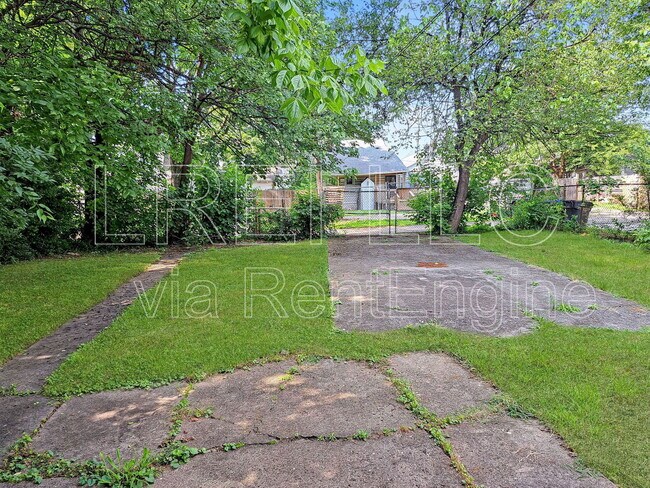 Building Photo - 1709 W Gaulbert Ave