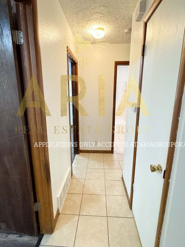 Building Photo - 4 Bed/1.5 Bath Single Family Home Availabl...