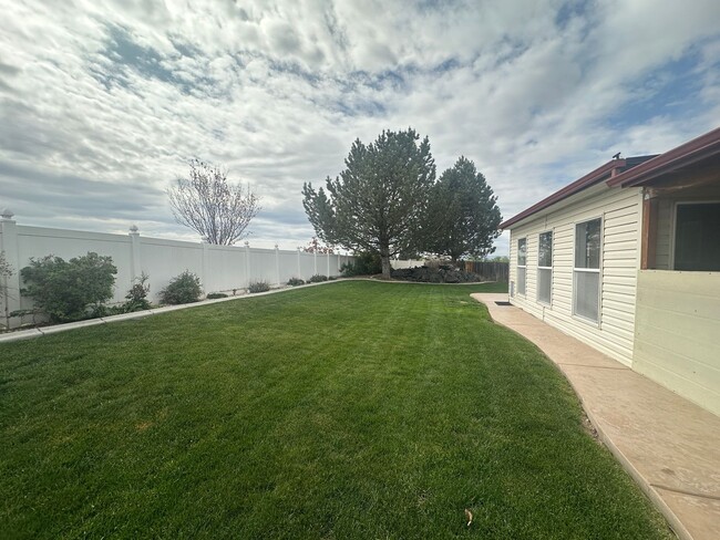 Building Photo - Nicely appointed 3bed, 2bath, 1,295sq.ft. ...