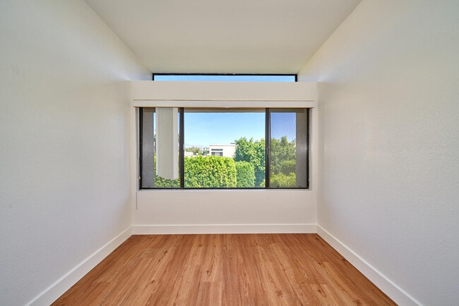 Building Photo - 414 Village Square N