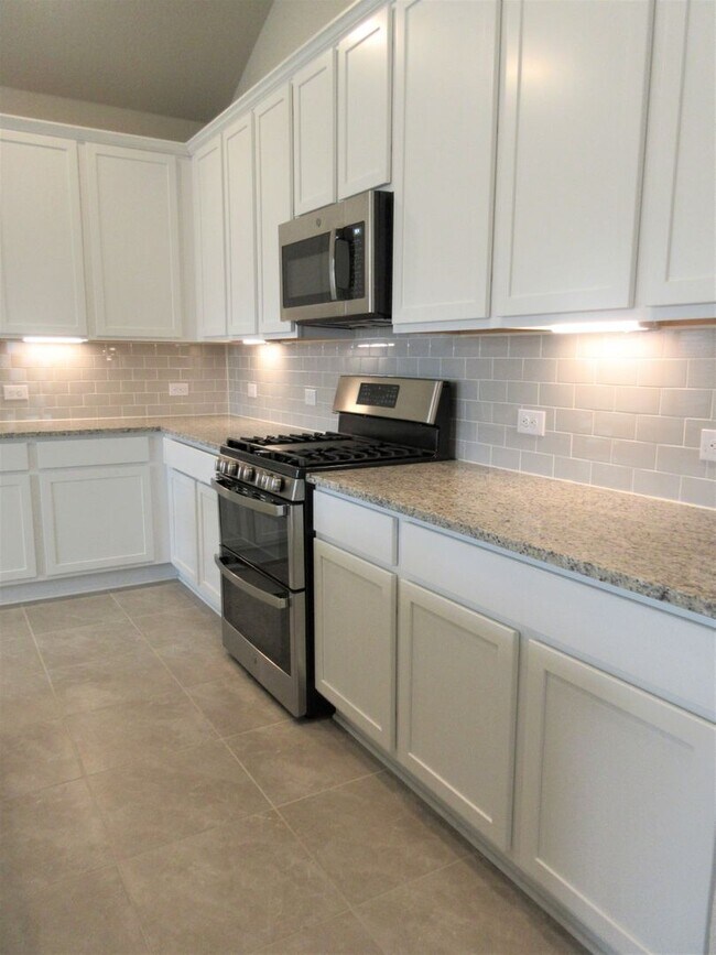 Building Photo - 4-Bedroom Home in Oak Creek - Highly Sough...