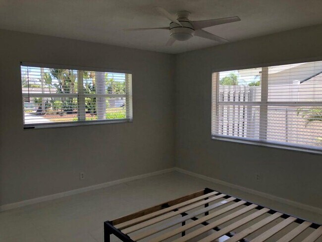 Building Photo - 434 NE 33rd St