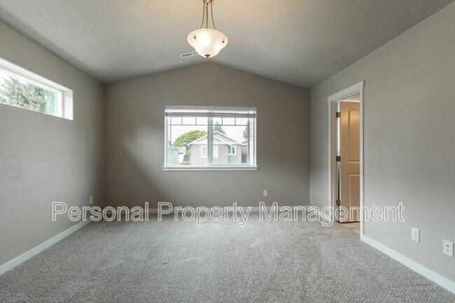 Building Photo - 4803 NE 37th Ct