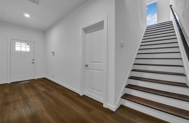 Building Photo - 207 Edgewood St