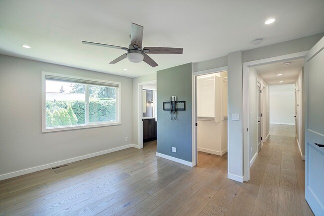 Building Photo - 4Bd/2.5Ba Kirkland House