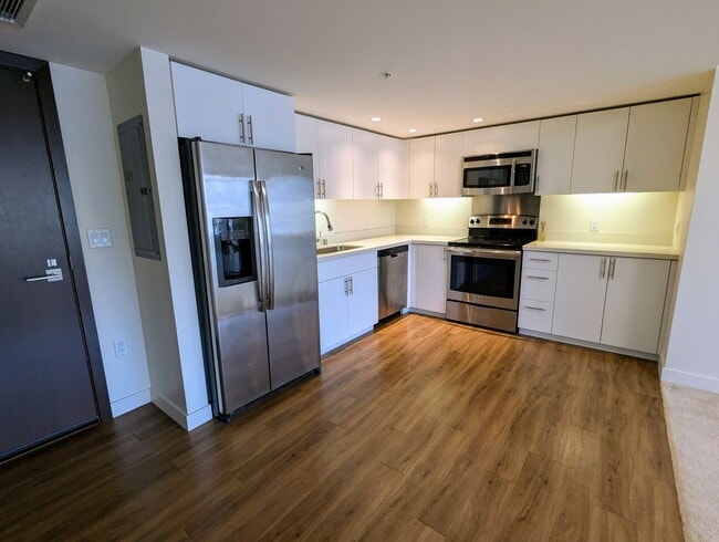 Building Photo - Symphony 2 Bed, 2 Bath, 1 Parking, Mountain views in Kakaako