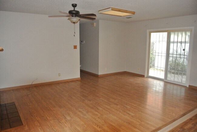 Building Photo - 2116 Manzanita Way