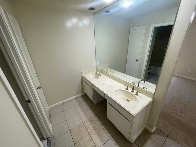 Building Photo - Beautiful 4 Bedroom 2 Bathroom in Plano!