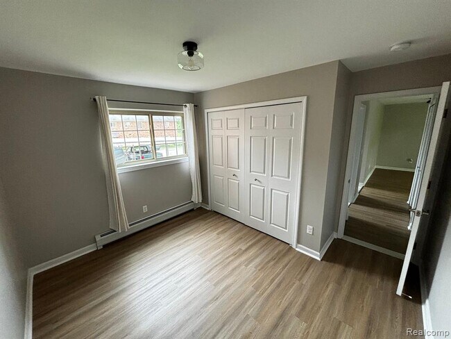 Building Photo - 454 Romeo Rd