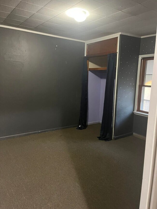 Building Photo - 901 W 7th St