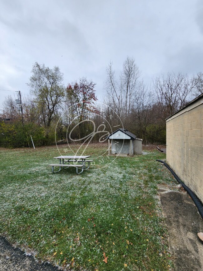Building Photo - 2 bedroom- Perrysburg School District! Rea...