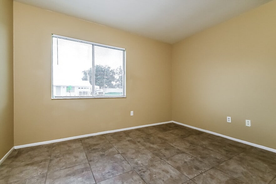 Building Photo - 2396 Roxbury Cir