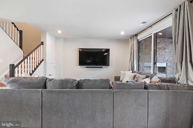 Building Photo - 10046 American Pharoah Ln