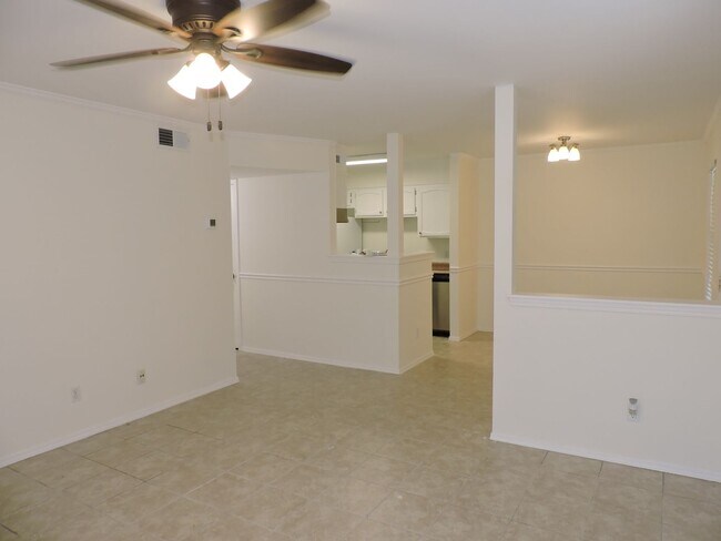 Building Photo - Easy access to interstate, shopping & down...