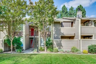 Building Photo - 2 bed 2 bath condo