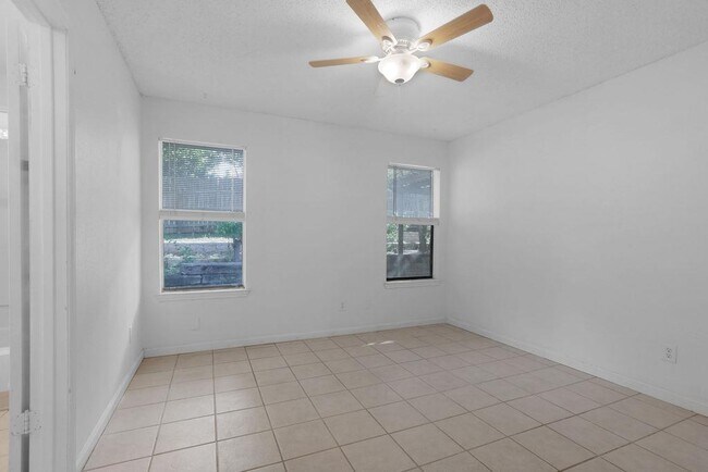 Building Photo - 5808 Spring Meadow Rd