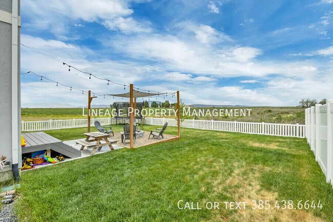 Building Photo - 3056 S Shoreline Dr