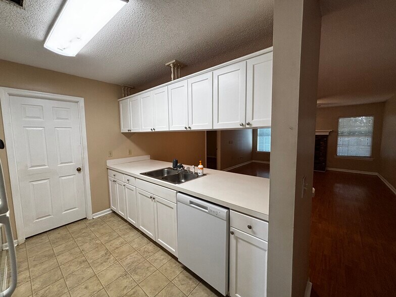 Kitchen - 2108 Hamilton Pl N