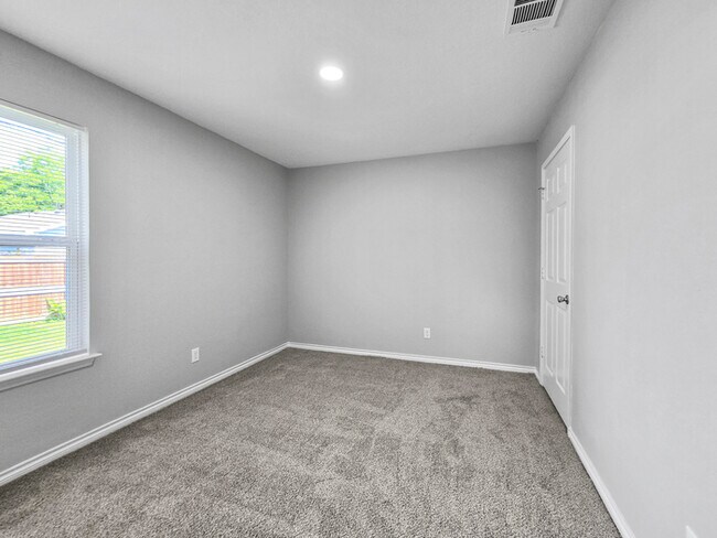Building Photo - 1332 Dreiss St