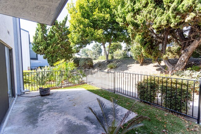 Building Photo - Beautiful 2 bed, 2.5 bath, 1373 sqft Townh...