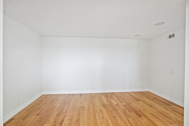Building Photo - Panoramic View Condo For Lease
