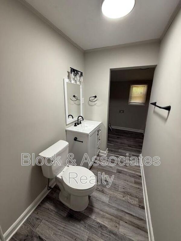 Building Photo - 325 Rich Ave