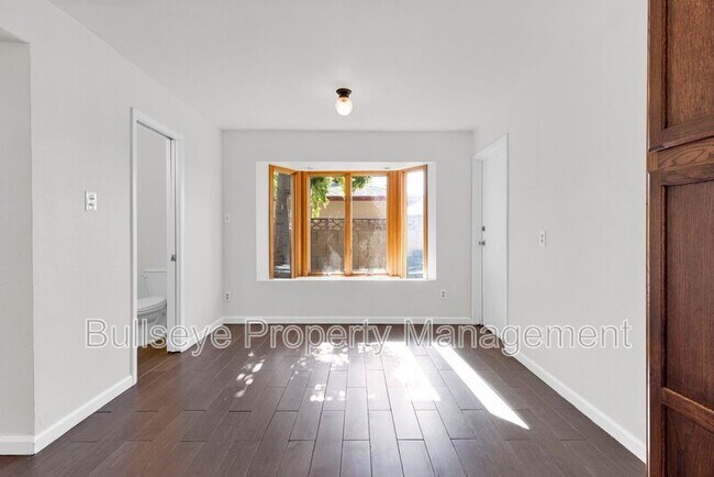 Building Photo - 1333 E Donner Dr