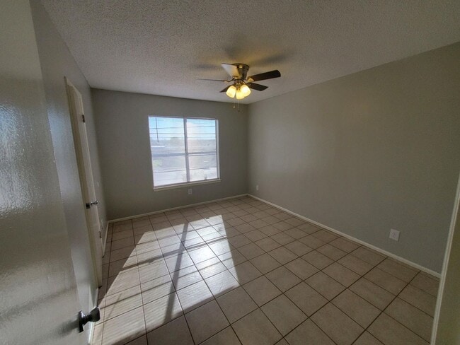 Building Photo - 911 Vance Jackson Rd