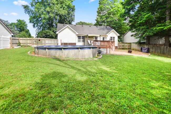 Building Photo - Pet Friendly Three Bedroom with Pool!