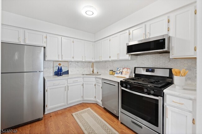 Building Photo - 53 Dewitt Ln