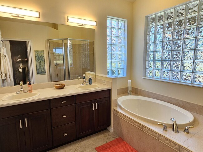 Building Photo - Seasonal Short-Term 3 Bedroom 2 Bathroom Heated Pool Home located in Venetian Club & River Club!